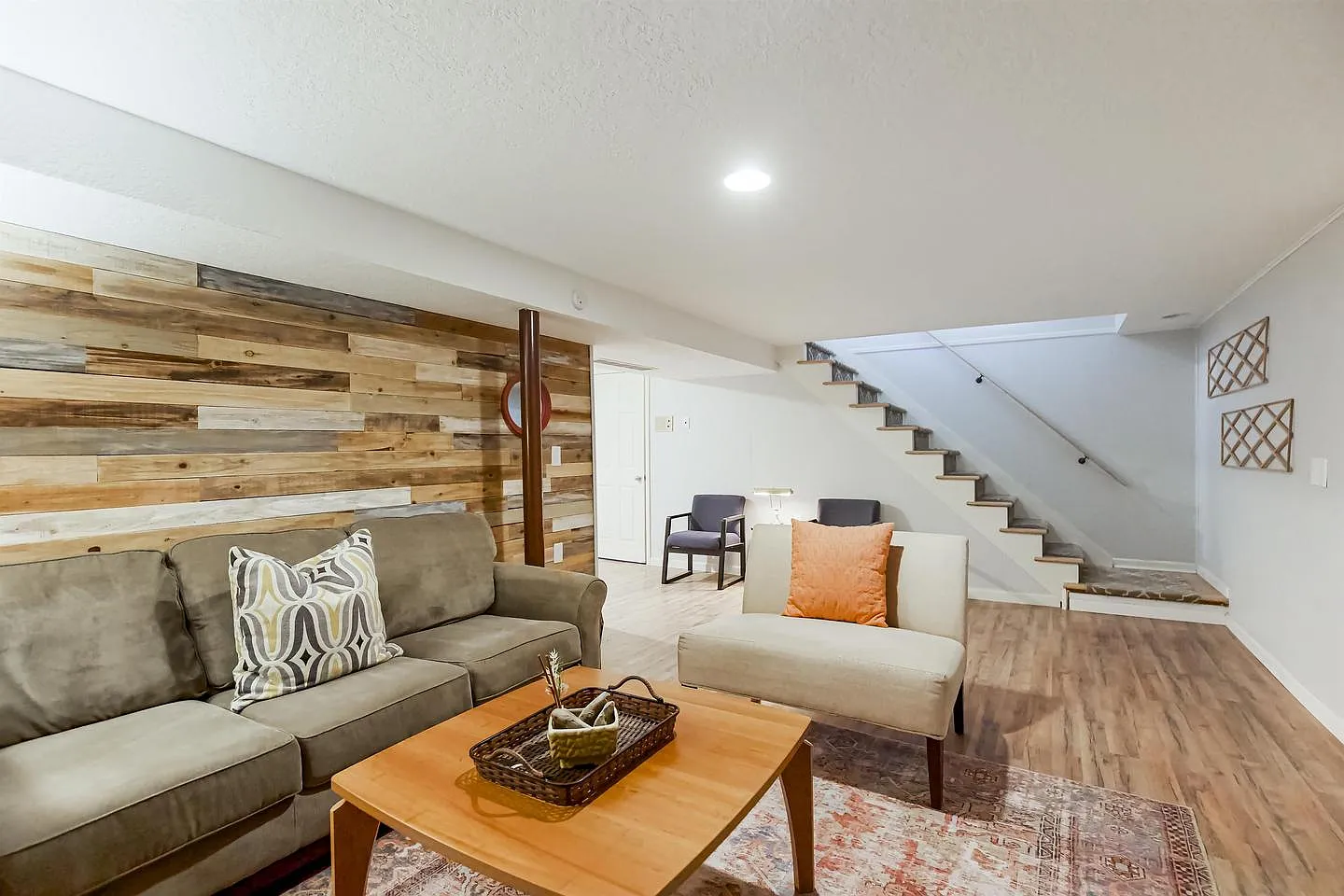 Spacious & Updated Home in Lee's Summit Great Location! — Photo 1
