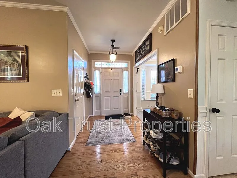 4 bed, 2.5 bath, 2160 sqft, $2,600 — Photo 3