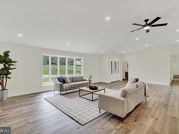 3rd image of 879 Graffius Rd