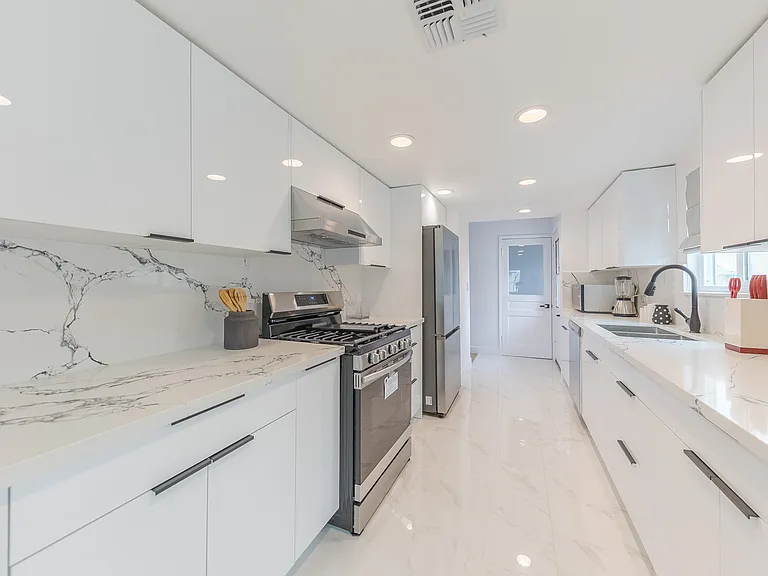 2522 Armacost Ave — Photo 16