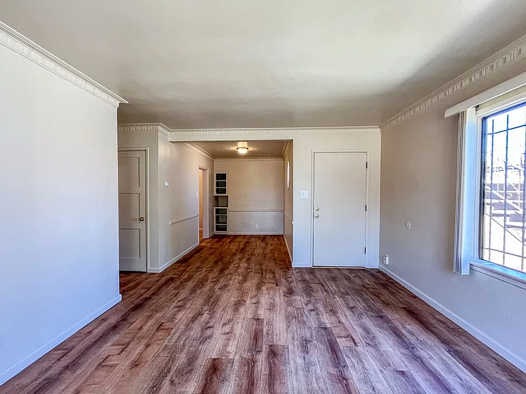 6605 S Van Ness Ave — Photo 8