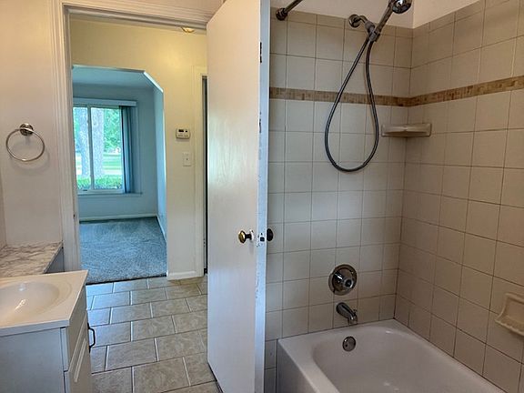 5th image of 624 Montrose Ave