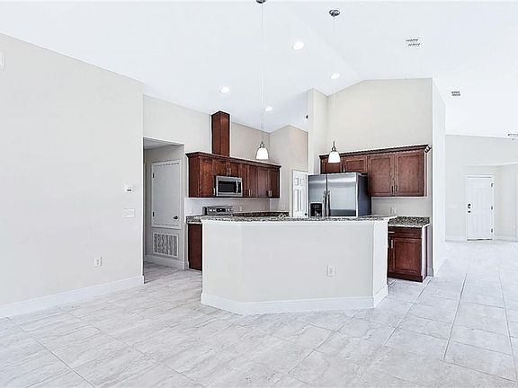 3rd image of 205 Elm Ct