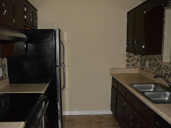 5th image of 276 Golden Pond Ave