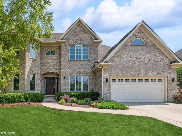 793 W Thornwood Dr, South Elgin, IL 60177