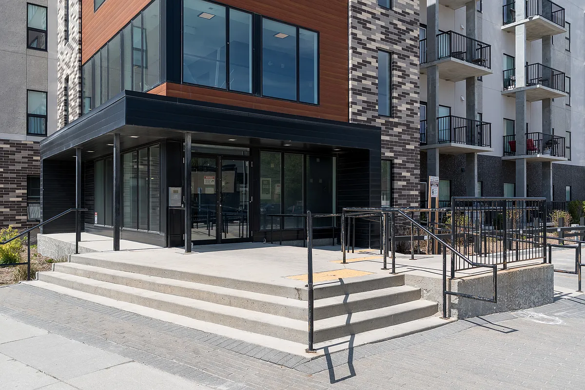 Building Photo - 1133 Portage Ave #321