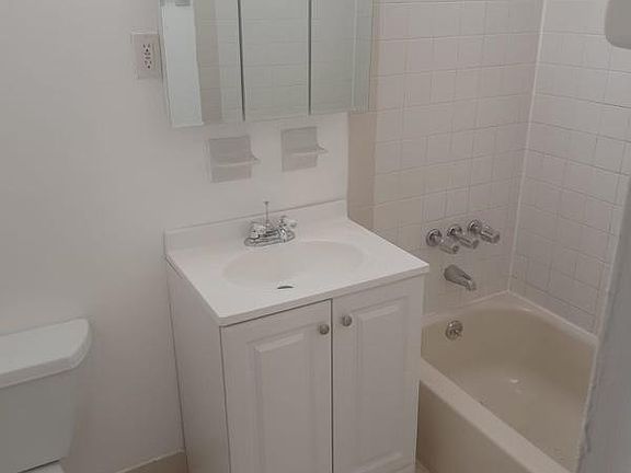 5th image of 266 Fulton Ave N #6A
