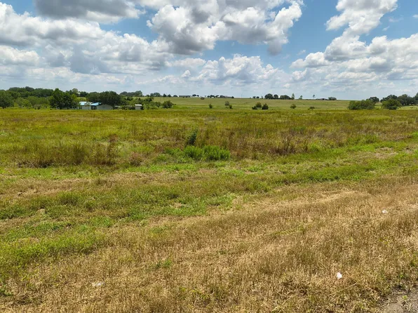 59 County Road 203, Hallettsville, TX 77964