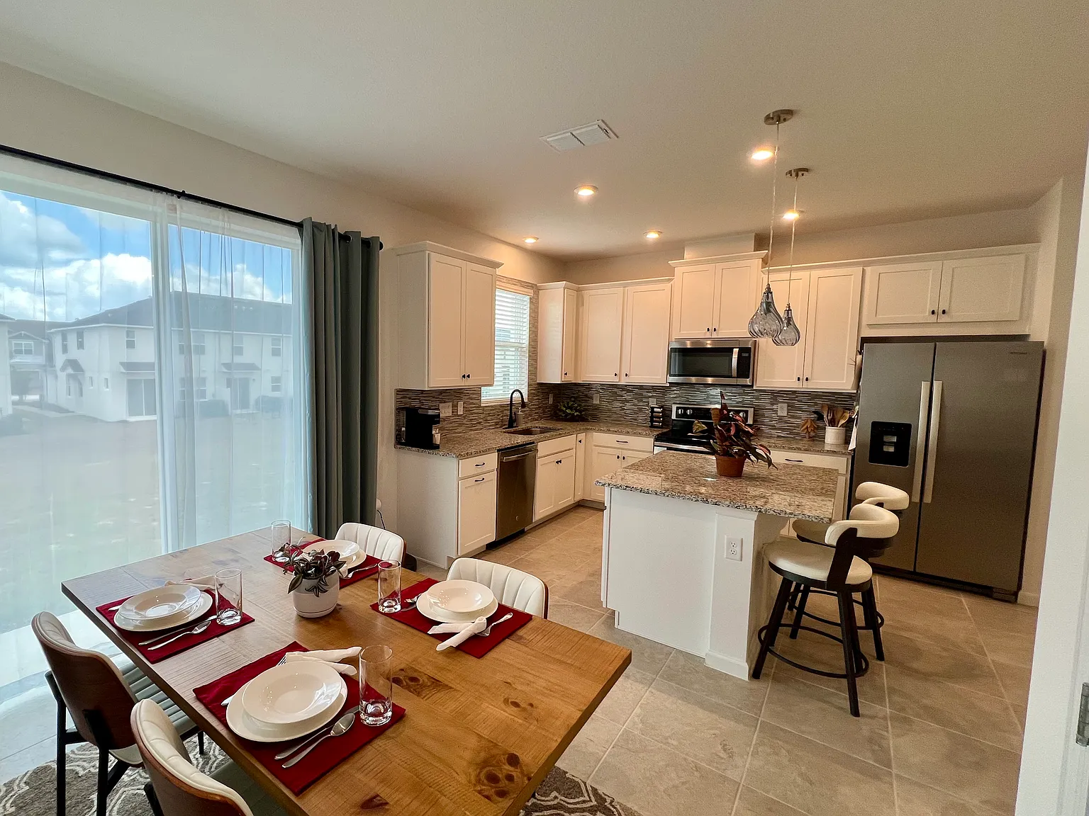 3 bed, 2.5 bath, 1611 sqft, $1,950 — Photo 3
