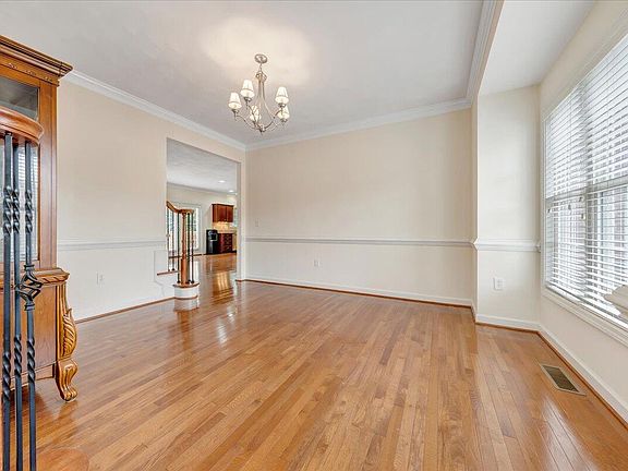 4th image of 2117 River Oaks Dr