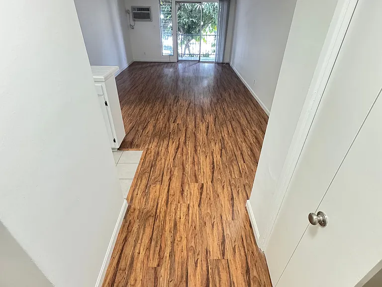 1150 N Normandie — Photo 15