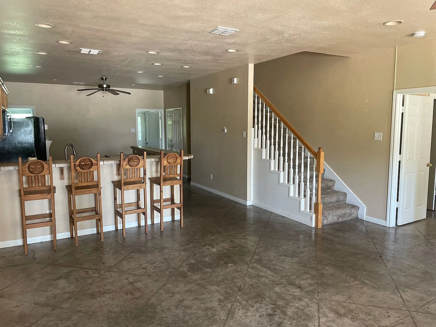 1006 Oakwood Dr — Photo 3