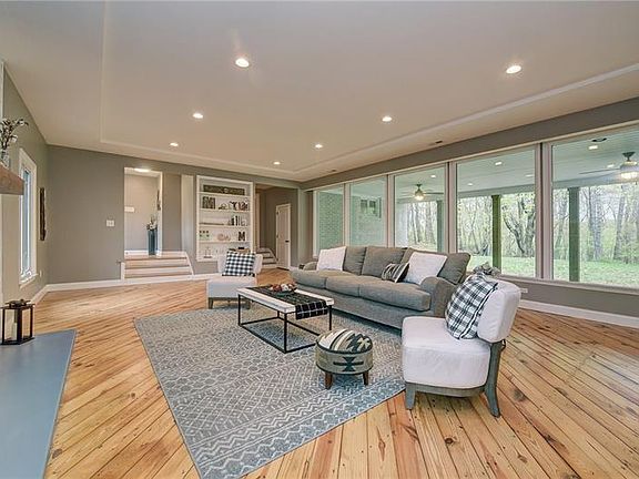 4th image of 100 Bower Dr