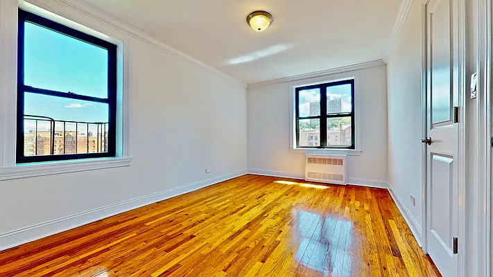 Sold by Bizzarro Agency | media 6