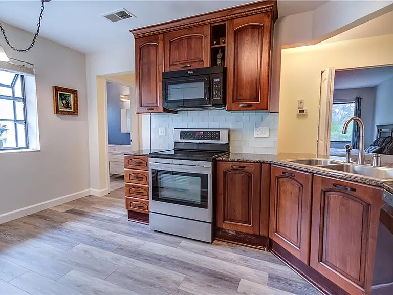 600 Carriage House Ln #201 — Photo 6