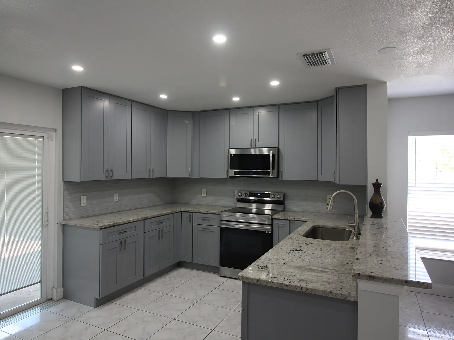 5 bed, 2068 sqft, $3,500 — Photo 2