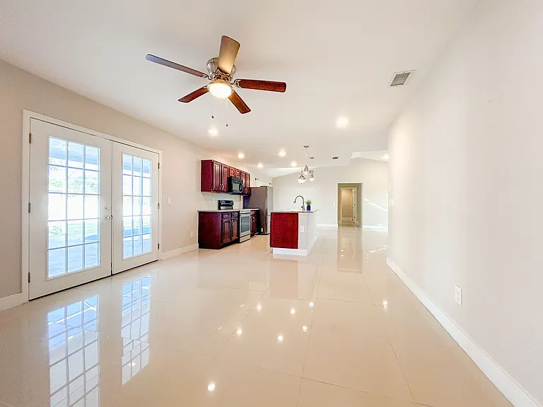 967 SW Aviation Ave — Photo 12