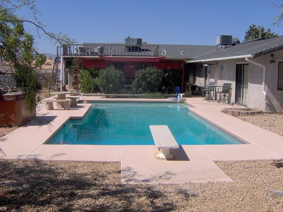HUGH Pool w/Diving Board