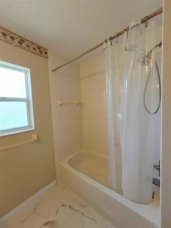 5 bed, 2.0 bath, 2367 sqft, $2,400 — Photo 3