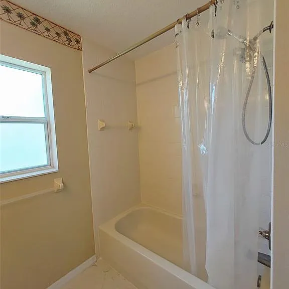 1102 NE 21st Ter — Photo 3