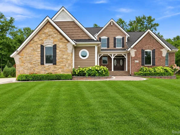 34145 Oak Forest Dr, Farmington Hills, MI 48331