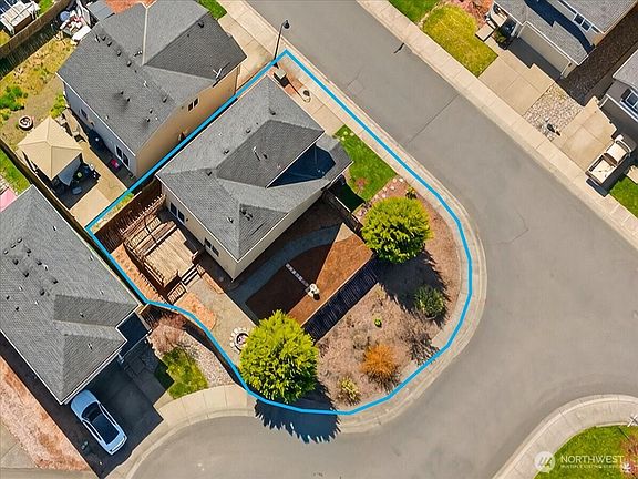 Lot includes area outside of fence>