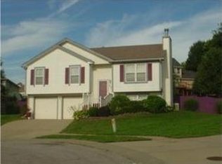 607 Willow Ct, Lansing, KS 66043