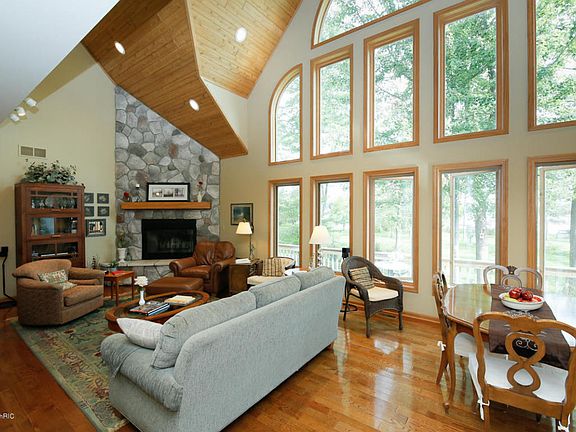 5th image of 2483 Lorraine Dr
