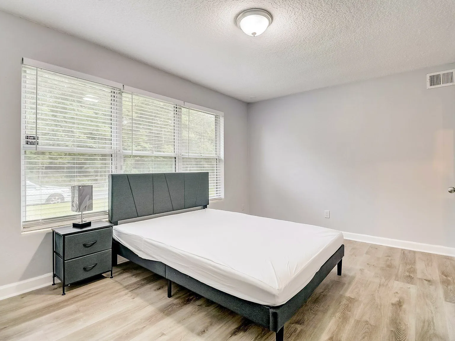 4 bed, 2.0 bath, 1703 sqft, $836 — Photo 2
