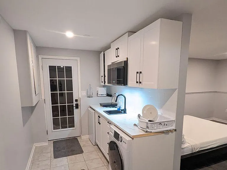 1008 Waterbury Cres #2 — Photo 5