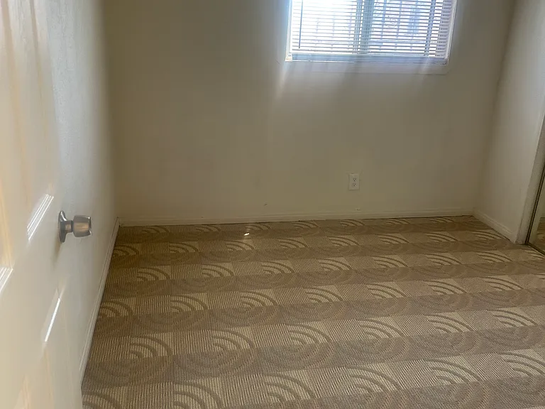 1511 3/4 W 58th Pl — Photo 4