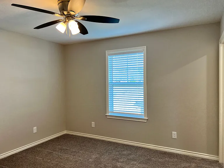 1655 S Kennedy Ave — Photo 15