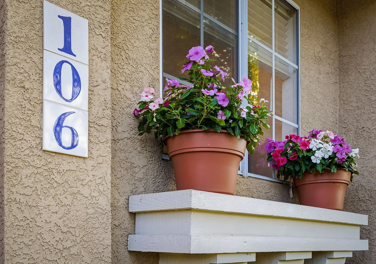 Beautiful 2 bd Townhome In Gated Community — Photo 3