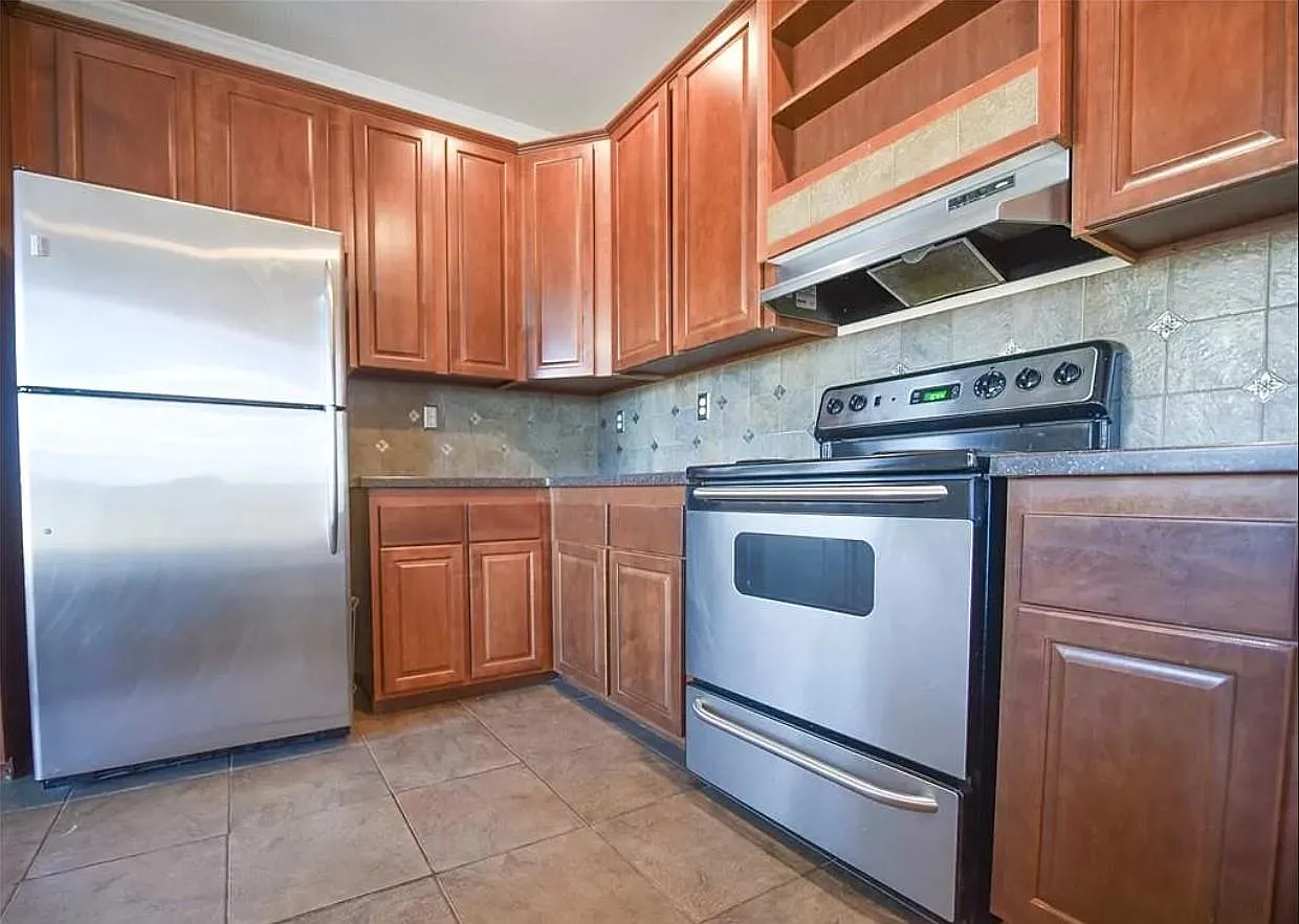 101 Nathan Ln — Photo 4