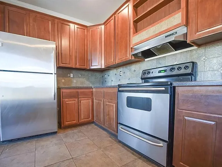 101 Nathan Ln — Photo 5
