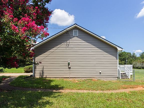 3rd image of 374 McGiboney Rd