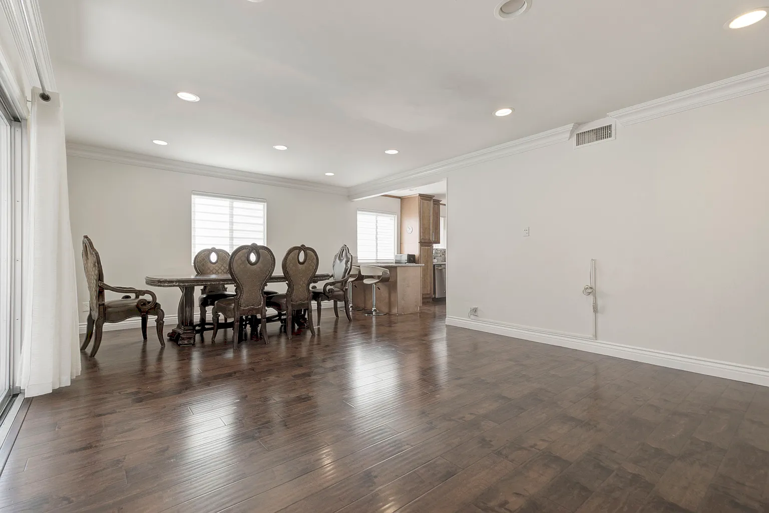 4 bed, 1360 sqft, $4,300 — Photo 4