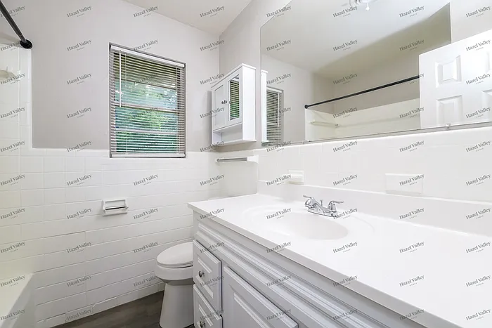 900 NE Katherine Pl — Photo 10