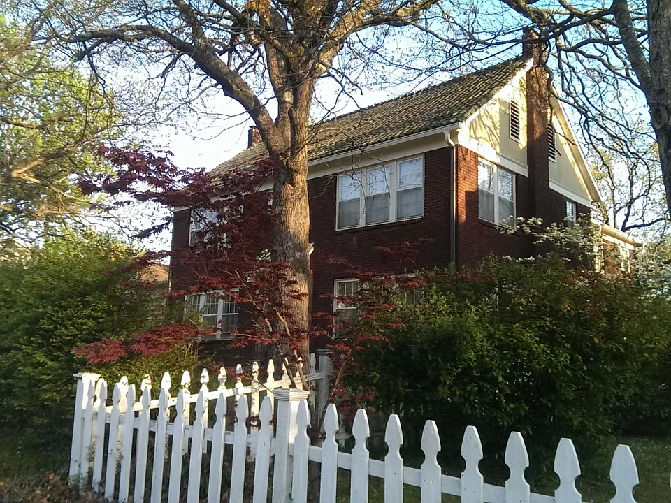 1915 Kavanaugh Blvd