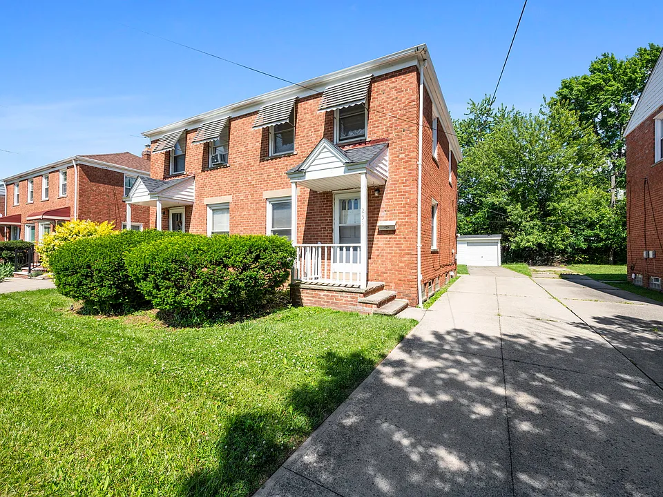 253 E 250th St