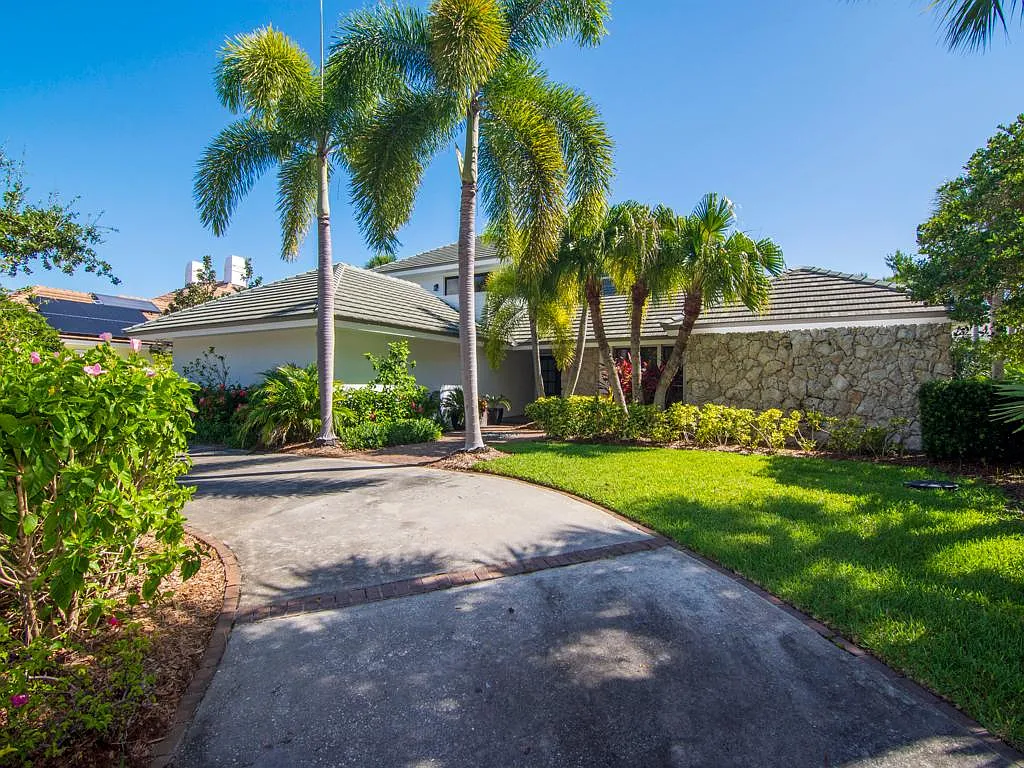 5 bed, 5.5 bath, 2685 sqft, $25,000 — Photo 2