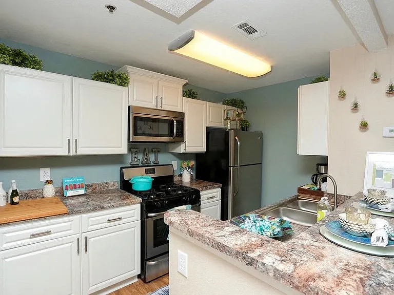 Avenue 33 Apartments — Photo 2