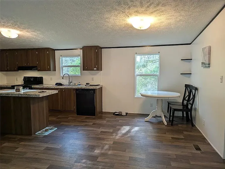 331 Bridle Path Dr — Photo 2