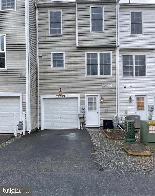 3 bed, 1.5 bath, 1439 sqft, $2,550 — Photo 3