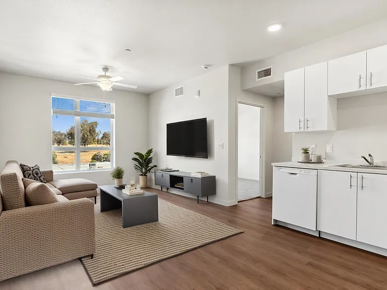 Mainline North Apartments - Santa Clara, CA — Photo 16