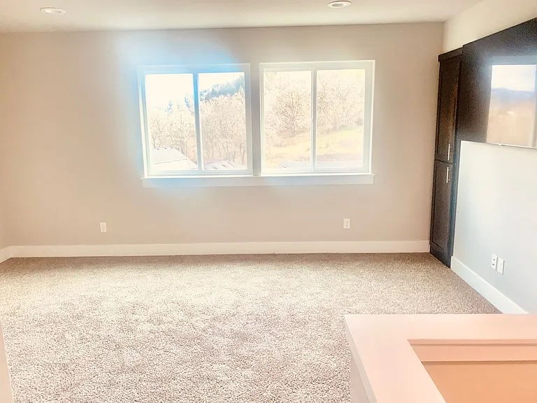 985 SE Golden Eagle Ave — Photo 5