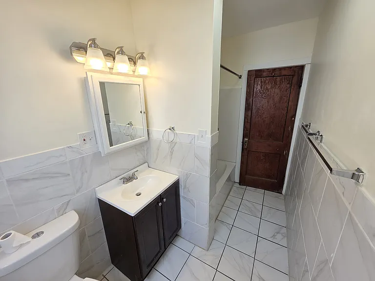  82 Littlefield St 1stFlr 3B/1B FreshPaint Hardwoods! NOPets Prkg — Photo 11