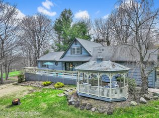 33 Rock Ridge Rd, Lake Harmony, PA 18624