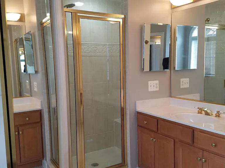 1619 Seneca Ave — Photo 20