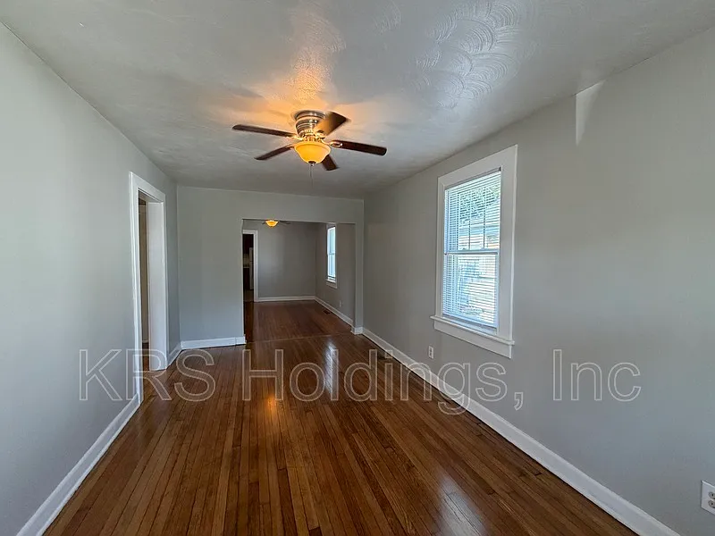 3 bed, 1.0 bath, 965 sqft, $1,400 — Photo 2